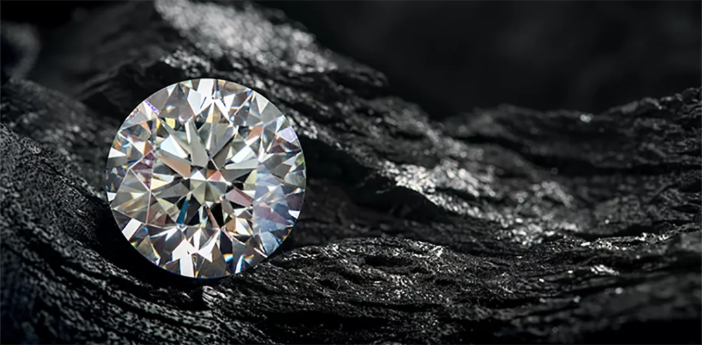 Discover the key differences between lab-grown and natural diamonds. Learn about their price, rarity, quality, and environmental impact. Find out which diamond is the best choice for your jewelry needs with expert tips and guidance.